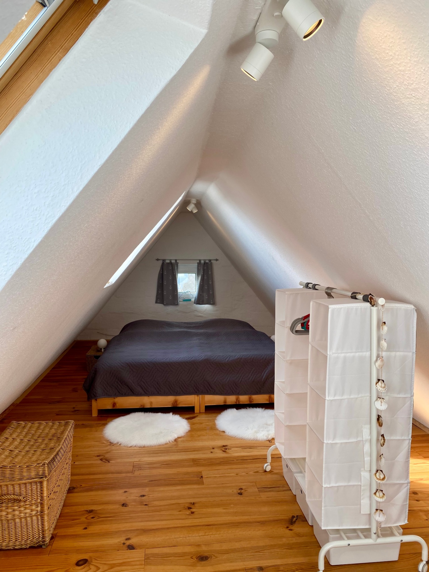 Gemütlicher Schlafplatz unterm Spitzboden mit Holzdielen