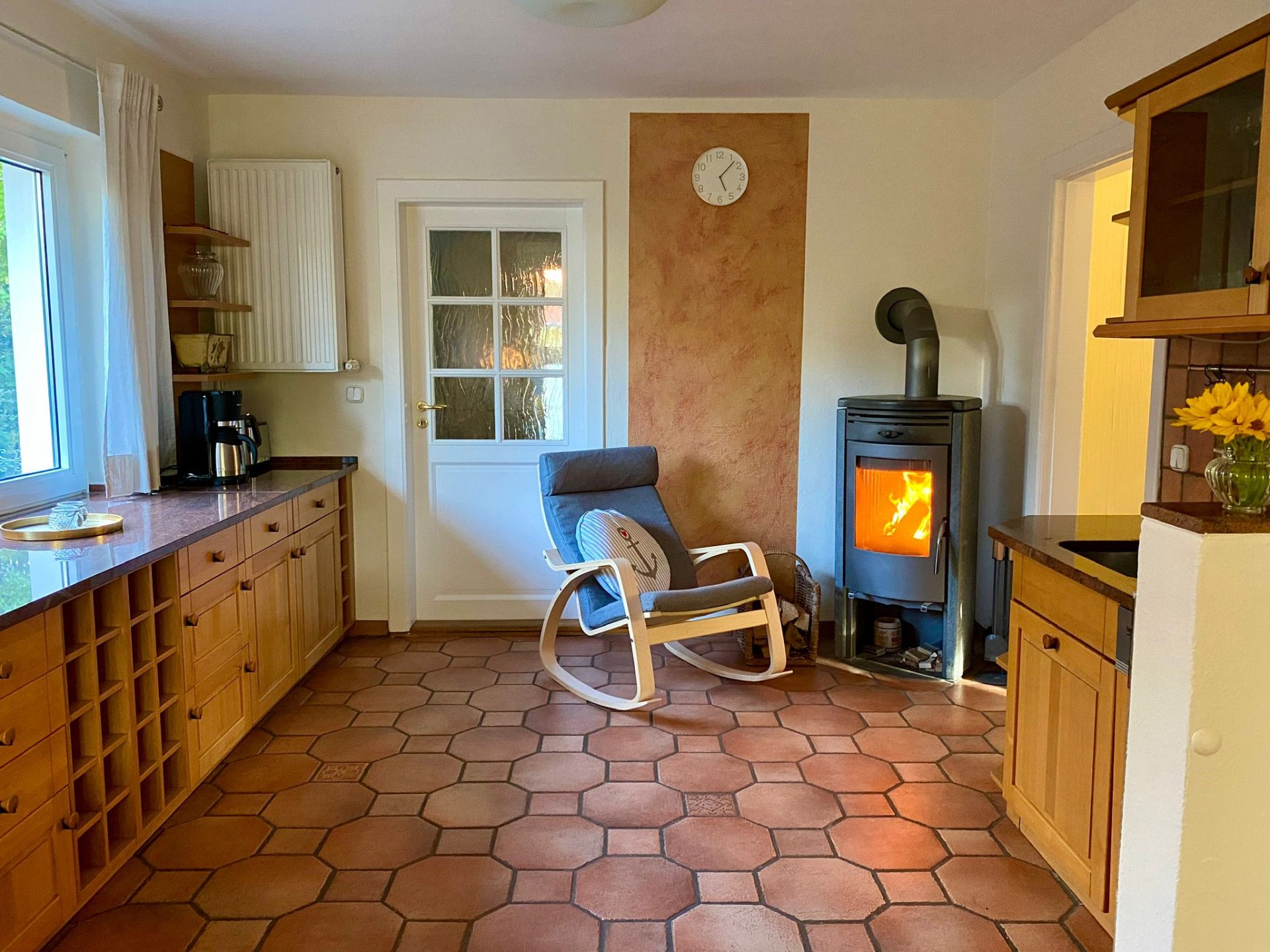 Landhausküche mit Kaminofen und Terrakottafliesen