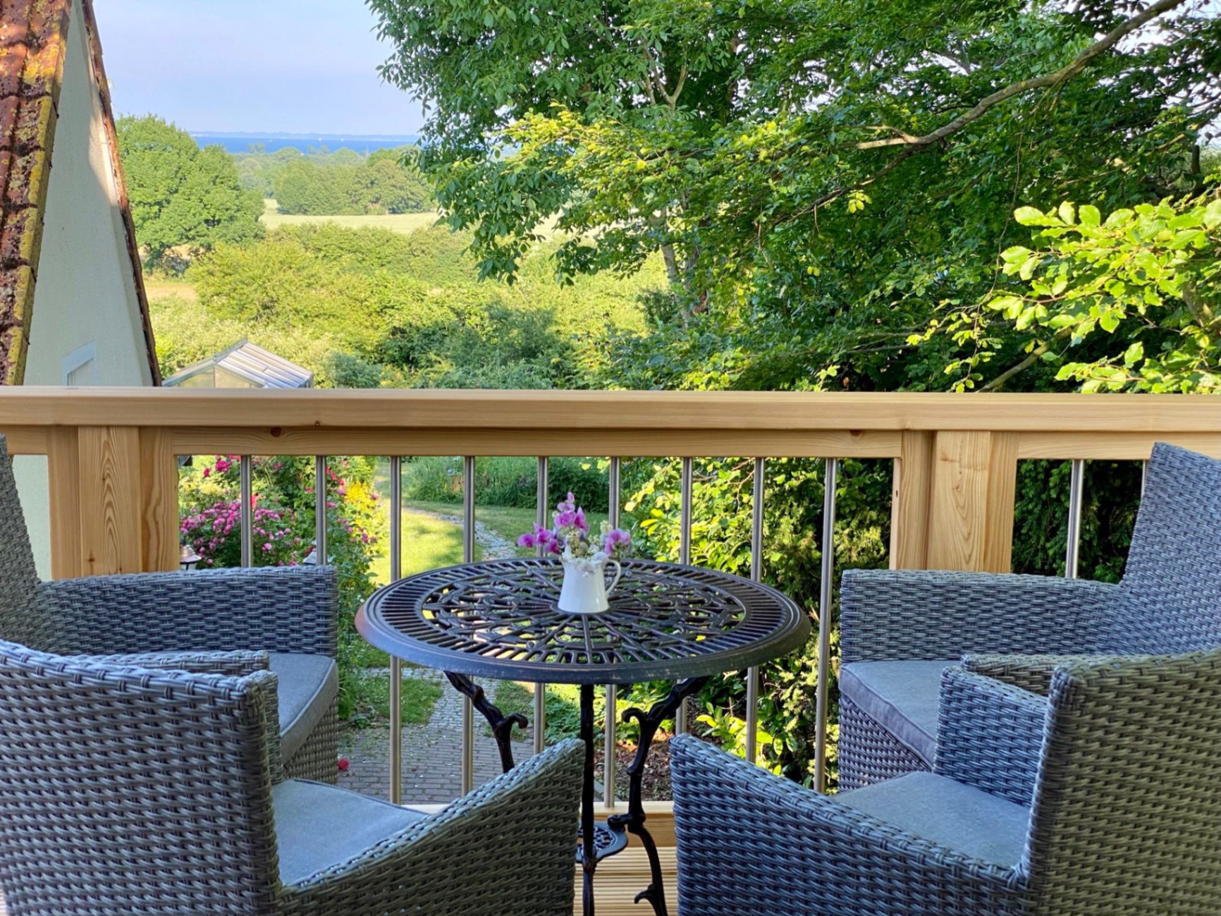 Balkon mit Sitzgruppe und Fernblick bis zur Ostsee