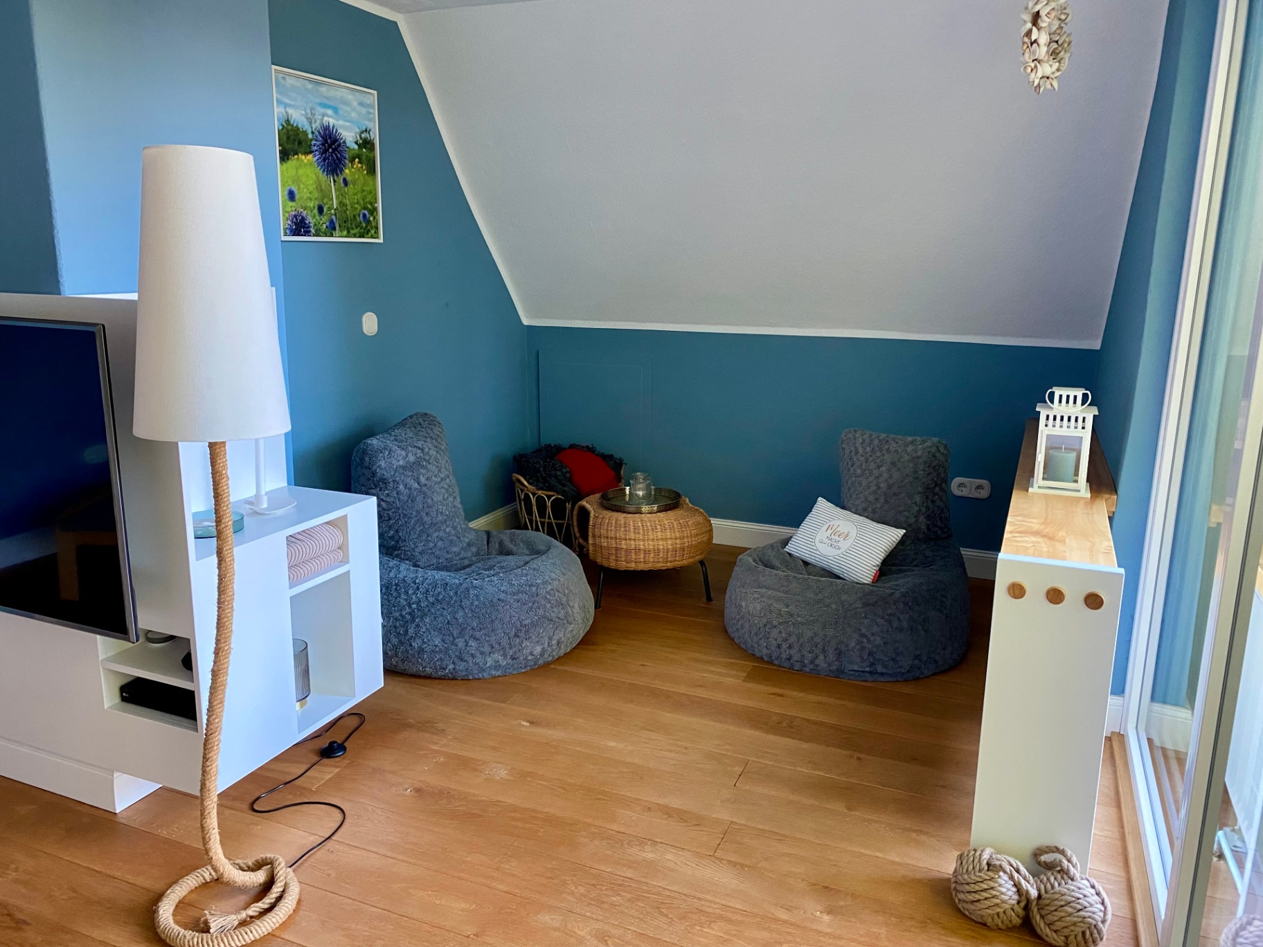 Chill-Out Lounge mit Sitzsäcken und blauen Wänden im Ferienhaus