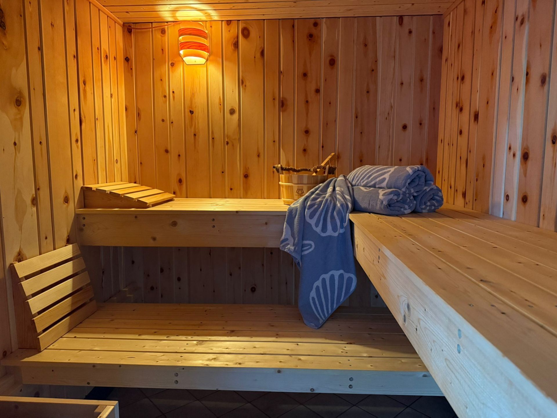Hauseigene Sauna mit Holzbänken